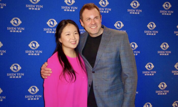 Cô Sharon Lee và ông Marcus Scholtes thưởng thức chương trình Nghệ thuật Biểu diễn Shen Yun tại Phòng hòa nhạc FirstOntario ở Hamilton, Canada hôm 21/03/2023. (Ảnh: NTD)