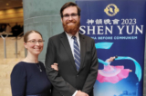 Ông Russell và bà Ashley Hufford tại Trung tâm Nghệ thuật Aronoff, thành phố Cincinnati hôm 28/01/2023. (Ảnh: Charlie Lu/The Epoch Times)