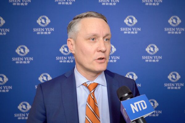 Dân biểu tiểu bang Brent Crane, thưởng lãm Nghệ thuật Biểu diễn Shen Yun tại Trung tâm Nghệ thuật Biểu diễn Morrison ở Boise, Idaho hôm 18/02/2023. (Ảnh: NTD)