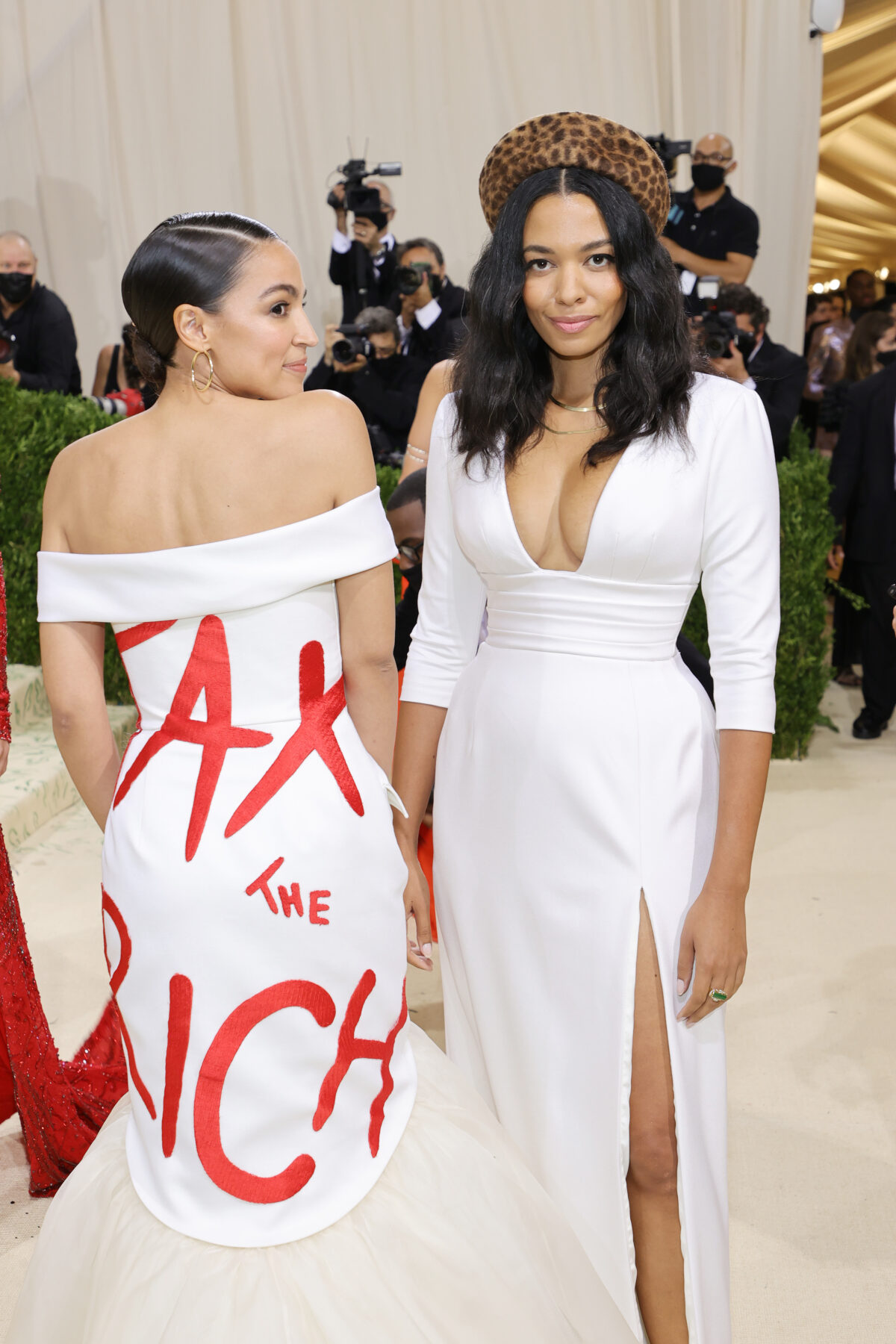 Cô Alexandria Ocasio-Cortez và cô Aurora James tham dự sự kiện Met Gala năm 2021, với chủ đề “In America: A Lexicon of Fashion” (Tại Mỹ: Từ Vựng Về Thời Trang) tại Viện Bảo tàng Nghệ thuật Metropolitan Museum of Art ở thành phố New York hôm 13/09/2021. (Ảnh: Mike Coppola/Getty Images)