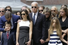 Ông Hunter Biden (bên trái) hôn cháu trai Hunter, con trai của ông Beau Biden, khi họ đứng cùng với vợ ông Beau là bà Hallie (thứ ba bên trái), Phó Tổng thống đương thời Joe Biden và con gái của ông Beau là bé Natalie trong đám tang của ông Beau, tại Nhà thờ Công giáo La Mã St. Anthony of Padua ở Wilmington, Delaware, vào ngày 06/06/2015. (Ảnh: Patrick Semansky/AP Photo)