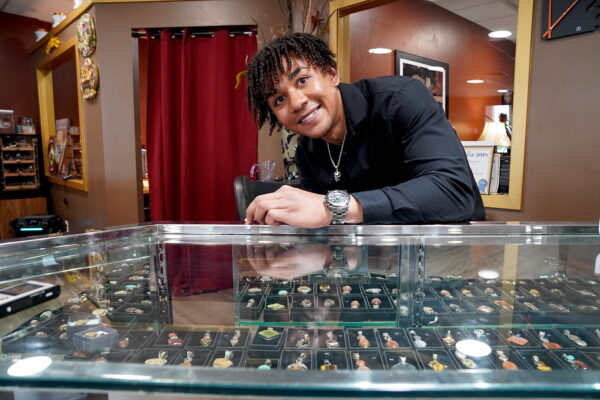 Ông Mikah Snowden, một đại diện bán hàng tại cửa hàng Galina Fine Jewellers ở Cottonwood, Arizona, làm việc phía sau tủ trưng bày, hôm 20/03/2023. (Ảnh: Allan Stein/The Epoch Times)