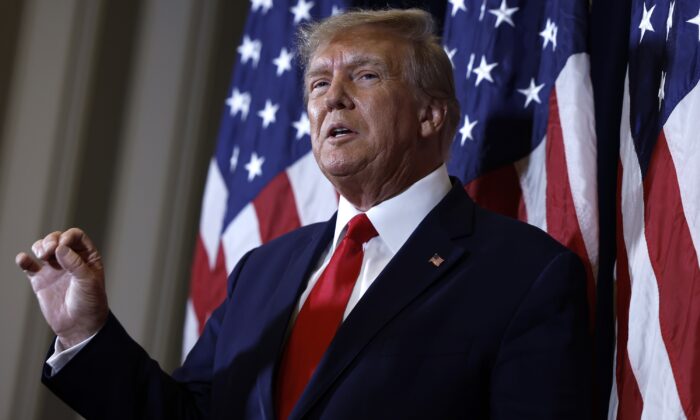 Cựu Tổng thống Donald Trump nói chuyện với các phóng viên trước bài diễn văn của ông tại Hội nghị Hành động Chính trị Bảo tồn truyền thống (CPAC) thường niên tại Trung tâm Hội nghị và Khu nghỉ dưỡng Quốc gia Gaylord National Harbor, Maryland, hôm 04/03/2023. (Ảnh: Anna Moneymaker/Getty Images)