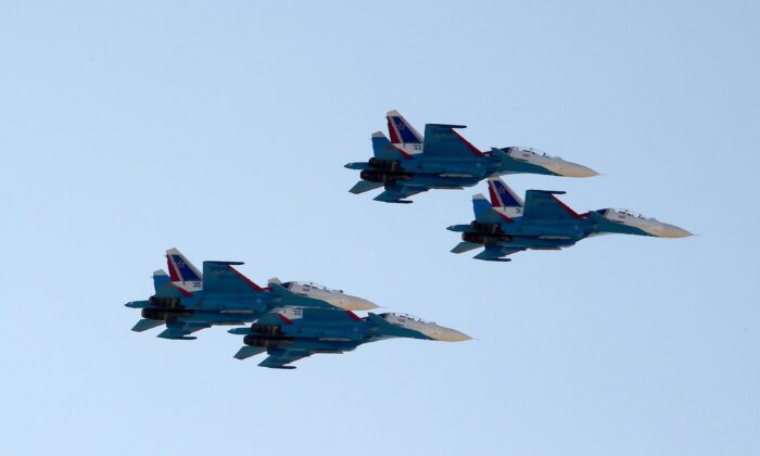 Phi cơ Su-27 của Nga bay trong một bức ảnh tư liệu. (Ảnh: STR/AFP qua Getty Images)