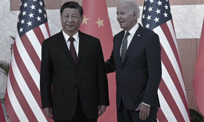 Tổng thống Hoa Kỳ Joe Biden (bên phải) và lãnh đạo Trung Quốc Tập Cận Bình (bên trái) gặp nhau bên lề Hội nghị thượng đỉnh G20 ở Nusa Dua trên đảo nghỉ dưỡng Bali của Indonesia hôm 14/11/2022. (Ảnh: Saul Loeb/AFP qua Getty Images)