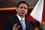 Thống đốc Florida Ron DeSantis trả lời các câu hỏi của giới truyền thông trong Nội các Florida sau bài diễn văn “Thông điệp Tiểu bang” trong phiên họp chung của Thượng viện và Hạ viện Florida tại Tòa nhà Quốc hội Tiểu bang Florida ở Tallahassee, Florida, Hôm 07/03/2023 .(Ảnh: Cheney Orr/AFP qua Getty Images)