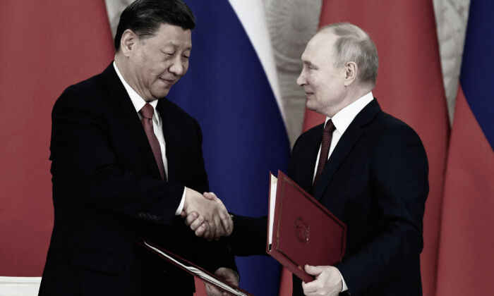 Tổng thống Nga Vladimir Putin và lãnh đạo Trung Quốc Tập Cận Bình bắt tay trong một buổi lễ ký kết sau cuộc hội đàm tại Điện Kremlin ở Moscow hôm 21/03/2023. (Ảnh: Mikhail Tereshchenko/Sputnik/AFP qua Getty Images)
