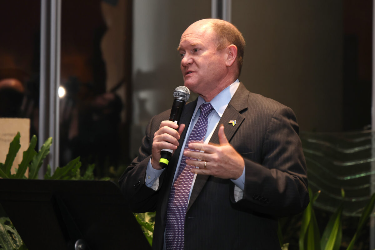 Thượng nghị sĩ Chris Coons (Dân Chủ-Delaware) trình bày tại Tiệc tối nhân Ngày Quốc tế Phụ nữ do tổ chức CARE tổ chức ở Hoa Thịnh Đốn, hôm 08/03/2023. (Ảnh: Paul Morigi/Getty Images for CARE)