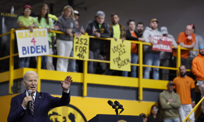 Tổng thống Joe Biden nói về đề nghị ngân sách liên bang cho Tài Khóa 2024 của mình trong một sự kiện tại Viện Thương mại Chuyên nghiệp (Finishing Trades Institute) hôm 09/03/2023 tại Philadelphia, Pennsylvania. (Ảnh: Chip Somodevilla/Getty Images)
