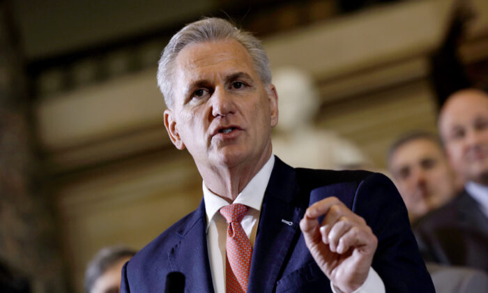 Chủ tịch Hạ viện Kevin McCarthy (Cộng Hòa-California) diễn thuyết tại lễ ký dự luật của dự luật H.J. Res. 26 tại Tòa nhà Điện Capitol Hoa Kỳ ở Hoa Thịnh Đốn hôm 10/03/2023. (Ảnh: Anna Moneymaker/Getty Images)