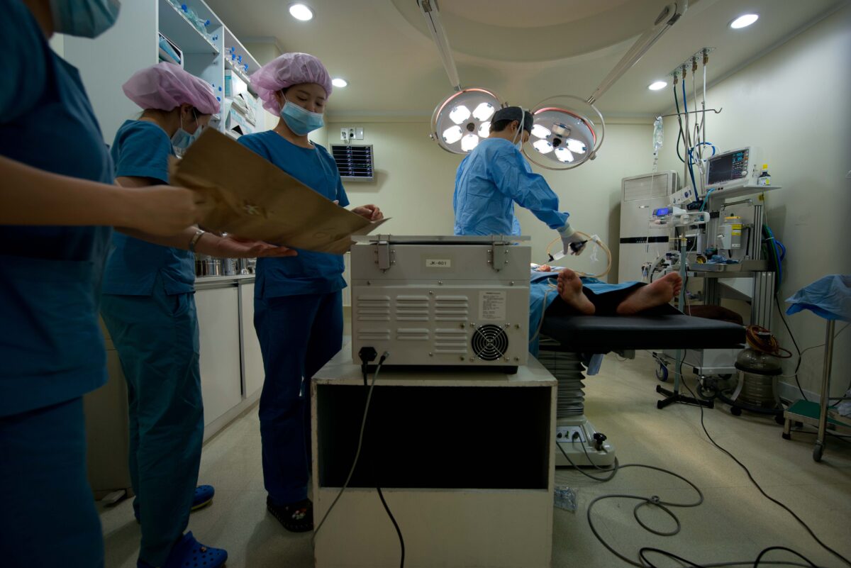 Các bác sĩ đang thực hiện một thủ thuật hút mỡ tại bệnh viện phẫu thuật thẩm mỹ JK Medical Group ở Seoul, Nam Hàn ngày 12/07/2013. (Ảnh: Ed Jones/AFP qua Getty Images)