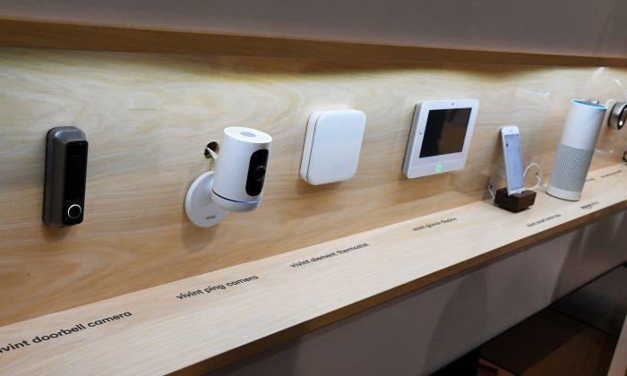 Các thiết bị dịch vụ nhà ở thông minh được trưng bày tại CES 2017 ở Trung tâm Hội nghị và Triển lãm Sands, Las Vegas, Nevada, vào ngày 05/01/2017. (Ảnh: Ethan Miller/Getty Images)