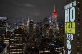 Ở bên ngoài một tòa nhà cao tầng ở Manhattan, New York, khuôn mặt của các nữ nhà hoạt động dân chủ được chiếu vào đêm trước Ngày Quốc tế Phụ nữ hôm 08/03/2023. Bức ảnh này cho thấy cựu thành viên Hội đồng Lập pháp Mao Mạnh Tĩnh (Claudia Mo Man-ching) và số ngày bà bị tạm giam: 739 ngày. (Ảnh: Đăng dưới sự cho phép của Tổ chức Ủy ban vì Tự do ở Hồng Kông)