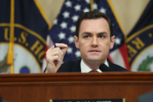 Chủ tịch Mike Gallagher (Đảng Cộng Hòa-Wisconsin) chủ trì phiên điều trần đầu tiên của Ủy ban Đặc biệt Hạ viện Hoa Kỳ về Cạnh tranh Chiến lược giữa Hoa Kỳ và Đảng Cộng sản Trung Quốc, tại Tòa nhà Văn phòng Cannon House ở Hoa Thịnh Đốn, hôm 28/02/2023. (Ảnh: Kevin Dietsch/Getty Images)