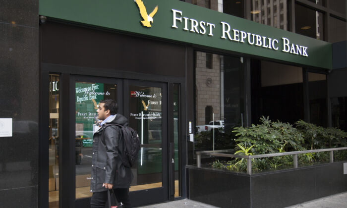 Người đàn ông đứng bên ngoài First Republic Bank ở Brentwood, tiểu bang California. (Ảnh: Lear Zhou/The Epoch Times)