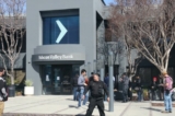 Khách hàng xếp hàng chờ bên ngoài trụ sở Ngân hàng Thung lũng Silicon (SVB) đã bị đóng cửa ở Santa Clara, California, hôm 13/03/2023. (Ảnh: Vivian Yin/The Epoch Times)