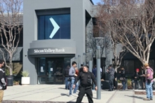 Khách hàng xếp hàng chờ bên ngoài trụ sở Ngân hàng Thung lũng Silicon (SVB) đã bị đóng cửa ở Santa Clara, California, hôm 13/03/2023. (Ảnh: Vivian Yin/The Epoch Times)