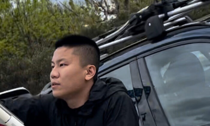 Anh Triệu Khang (Kang Zhao), 30 tuổi, đã bị bắt, bị buộc tội, và bị kết án vì hành hung một học viên Pháp Luân Công là bà Nancy Dong, sau khi anh ta bị bắt quả tang đang xịt sơn lên một tấm biểu ngữ của bà Dong có dòng chữ: “Trung Cộng ≠ Trung Quốc” và “End the Evil CCP” (Chấm dứt ĐCSTQ Tà ác). (Ảnh: Đăng dưới sự cho phép của Lực lượng Cảnh sát Lãnh thổ Thủ đô Úc)