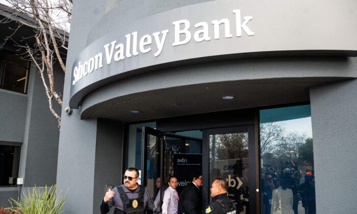 Các nhân viên bảo vệ và đại diện của FDIC mở cửa một chi nhánh Silicon Valley Bank (SVB) cho khách hàng tại trụ sở của SVB ở Santa Clara, California, hôm 13/03/2023. (Ảnh: Noah Berger/AFP/Getty Images)
