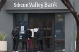 Các nhân viên đứng bên ngoài trụ sở đã bị đóng cửa của Silicon Valley Bank ở Santa Clara, tiểu bang California, hôm 10/03/2023. (Ảnh: Justin Sullivan/Getty Images)