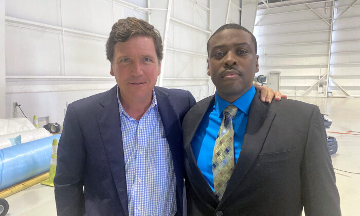 Người dẫn chương trình của Fox News, ông Tucker Carlson và cựu Cảnh sát Điện Capitol Hoa Kỳ, Trung úy Tarik Johnson tại buổi ghi hình chương trình “Tucker Carlson Tonight” ở Florida hôm 03/03/2023. (Ảnh: Đăng dưới sự cho phép của ông Tarik Johnson)