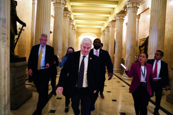 Dân biểu đắc cử Tom Emmer (Cộng Hòa-Minnesota) nói chuyện với các phóng viên khi ông rời văn phòng của mình tại Tòa nhà Quốc hội Hoa Kỳ ở Hoa Thịnh Đốn, hôm 05/01/2023. (Ảnh: Nathan Howard/Getty)