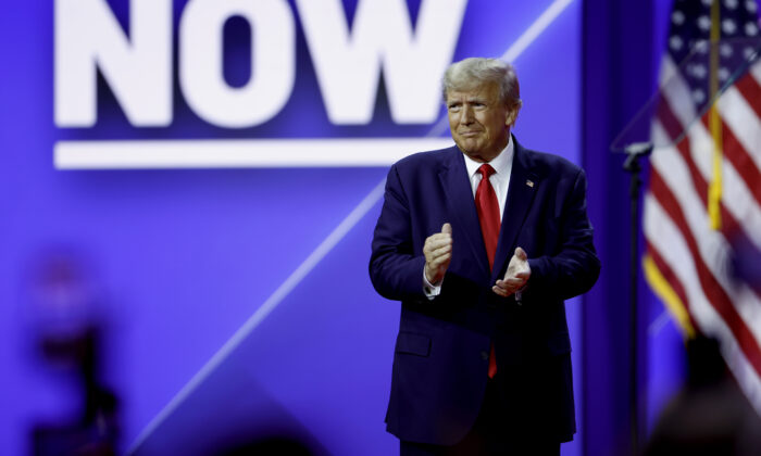 Cựu Tổng thống Donald Trump đến để trình bày tại Hội nghị Hành động Chính trị Bảo tồn truyền thống (CPAC) thường niên tại Trung tâm Hội nghị và Nghỉ dưỡng Quốc gia Gaylord ở National Harbor, Maryland, hôm 04/03/2023. (Ảnh: Anna Moneymaker/Getty Images)