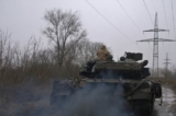 Xe tăng T-64 của Ukraine lăn bánh trên con đường lầy lội từ thị trấn Chasiv Yar, vùng Donetsk đến Bakhmut, Ukraine, hôm 09/03/2023. (Ảnh: Sergey Shestak/AFP qua Getty Images)