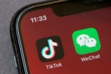 Các biểu tượng cho hai ứng dụng điện thoại thông minh TikTok và WeChat được nhìn thấy trên màn hình điện thoại thông minh ở Bắc Kinh, vào ngày 07/08/2020. (Ảnh: Mark Schiefelbein/AP Photo)