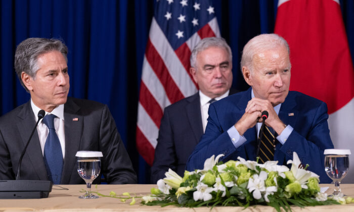 Tổng thống Joe Biden (Phải) ngồi cạnh Ngoại trưởng Antony Blinken (Trái) trong cuộc gặp ba bên với Thủ tướng Nhật Bản Fumio Kishida và Tổng thống Nam Hàn Yoon Suk-yeol bên lề Hội nghị thượng đỉnh Đông Á trong khuôn khổ của Hội nghị Cấp cao Hiệp hội các Quốc gia Đông Nam Á (ASEAN) lần thứ 40 và 41 tại Phnom Penh, Cambodia, hôm 13/11/2022. (Ảnh: Saul Loeb/AFP qua Getty Images)