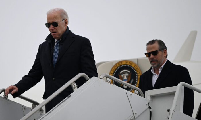 Tổng thống Joe Biden, cùng con trai Hunter Biden, đến Căn cứ Lực lượng Phòng không Quốc gia Hancock Field ở Syracuse, New York, hôm 04/02/2023. (Ảnh: Andrew Caballero-Reynolds/AFP qua Getty Images)
