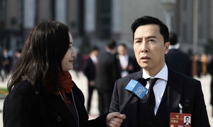 Diễn viên Chân Tử Đan (Donnie Yen Ji-dan), tham dự lễ khai mạc phiên họp đầu tiên của cuộc họp chính trị thường niên của Đảng Cộng sản Trung Quốc được gọi là Kỳ họp Lưỡng hội hôm 04/03/2023. Kỳ họp này sẽ triệu tập các nhà lãnh đạo và các nhà lập pháp để thiết lập nghị trình của chế độ này trong năm nay. (Ảnh: Lintao Zhang/Getty Images)