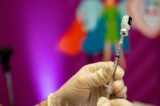 Một y tá chuẩn bị vaccine Pfizer-BioNTech COVID-19 ở Hartford, Conn., vào ngày 06/01/2022. (Ảnh: Joseph Prezioso/AFP qua Getty Images)
