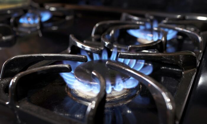 Ngọn lửa bùng cháy trên một chiếc bếp gas ở Chicago hôm 12/01/2023. (Ảnh: Scott Olson/Getty Images)