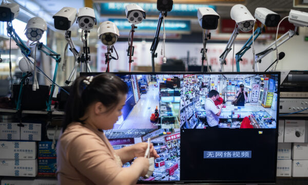 Hình ảnh camera Hikvision trong một trung tâm mua sắm điện tử ở Bắc Kinh hôm 24/05/2019. (Ảnh: Fred Dufour/AFP/Getty Images)