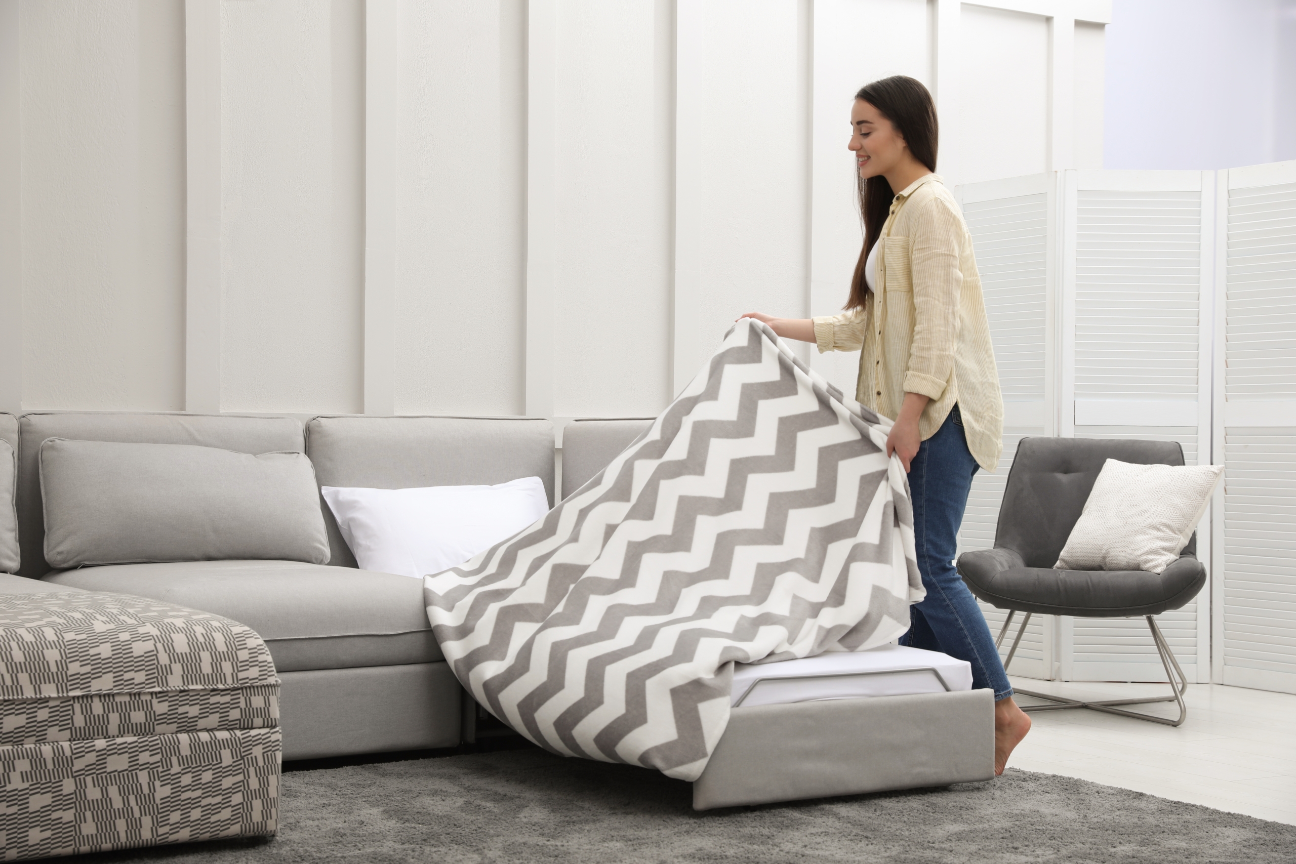 So với ghế sofa hình chữ L, ghế sofa dạng kéo sau khi thu lại sẽ chiếm ít không gian hơn. (Ảnh: Shutterstock)