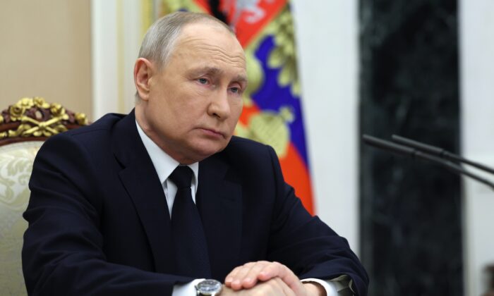 Tổng thống Nga Vladimir Putin lắng nghe Bộ trưởng Giao thông Nga Vitaly Savelyev trong cuộc gặp của họ tại Moscow, Nga, hôm 25/03/2023. (Ảnh: Gavriil Grigorov, Sputnik, Kremlin Pool Photo via AP)