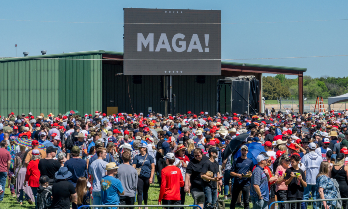Mọi người xếp hàng chờ đợi tại Phi trường Khu vực Waco trước khi cựu Tổng thống Donald Trump đến, hôm 25/03/2023 tại Waco, Texas. (Ảnh: Brandon Bell/Getty Images)
