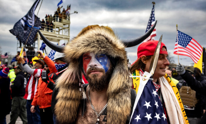 Ông Jacob Chansley bên ngoài Điện Capitol Hoa Kỳ ở Hoa Thịnh Đốn vào ngày 06/01/2021. (Ảnh: Brent Stirton/Getty Images)
