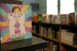 Những cuốn sách LGBT vừa được quyên góp đang được trưng bày trong thư viện của Trường tiểu học Nystrom ở Richmond, California, hôm 17/05/2022. (Ảnh: Justin Sullivan/Getty Images)