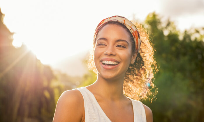Mỉm cười kích thích phản xạ sinh lý giải phóng endorphin và có tác dụng lan tỏa. (Ảnh: Rido/Shutterstock)