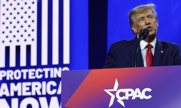 Cựu Tổng thống Hoa Kỳ Donald Trump nói chuyện tại Hội nghị Hành động Chính trị Bảo tồn truyền thống (CPAC) hàng năm tại Trung tâm Hội nghị và Nghỉ dưỡng Quốc gia Gaylord ở National Harbor, Maryland, hôm 04/03/2023. (Ảnh: Alex Wong/Getty Images)