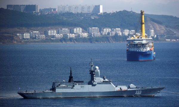 Tàu hộ tống Sovershenny của hải quân Nga và tàu lắp đặt đường ống Akademik Cherskiy thuộc sở hữu của Gazprom ngoài khơi Vladivostok, Nga, vào ngày 06/09/2017. (Ảnh: Sergei Karpukhin/Reuters)