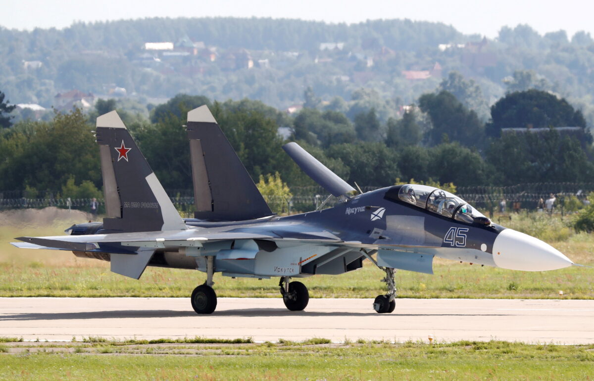 Một chiến đấu cơ Sukhoi Su-30 được nhìn thấy trên đường băng tại triển lãm hàng không MAKS 2017 ở Zhukovsky, ngoại ô Moscow, Nga, vào ngày 18/07/2017. (Ảnh: Sergei Karpukhin/Reuters)