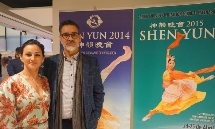 Ông Daniel Diaz, Chủ khách sạn cùng cô Monica Romero, thưởng lãm Shen Yun tại Trung tâm Cartuja Cite ở Sevilla, Tây Ban Nha hôm 07/03/2023. (Ảnh: Maya Marinova/The Epoch Times)
