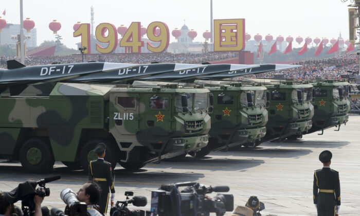 Xe quân sự mang hỏa tiễn siêu thanh Đông Phong 17 (DF-17) lăn bánh khi các thành viên đội danh dự của quân đội Trung Quốc diễn hành trong cuộc duyệt binh kỷ niệm 70 năm ngày thành lập Trung Quốc cộng sản tại Bắc Kinh vào ngày 01/10/2019. (Ảnh: AP Photo/Ng Han Guan)
