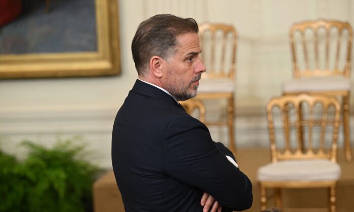 Ông Hunter Biden tham dự buổi lễ trao Huân chương Tự do của Tổng thống vinh danh 17 người nhận, tại Phòng Đông của Tòa Bạch Ốc hôm 07/07/2022. (Ảnh: Saul Loeb/AFP qua Getty Images)