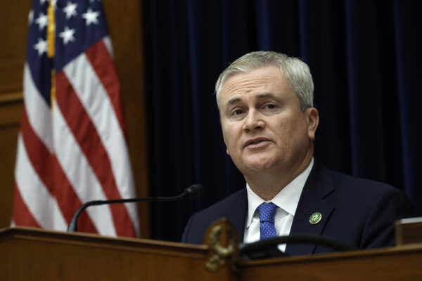 Chủ tịch Ủy ban Trách nhiệm giải trình và Giám sát Hạ viện James Comer (Cộng Hòa-Kentucky) đưa ra nhận xét trong một phiên điều trần ở Hoa Thịnh Đốn, hồi tháng 02/2023. (Ảnh: Anna Moneymaker/Getty Images)