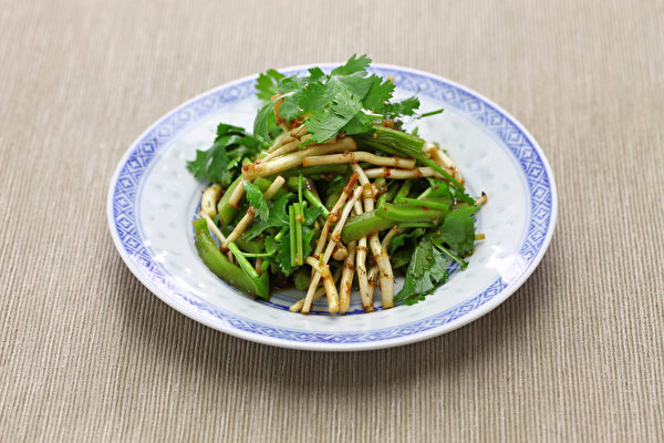 Nếu bị cảm mạo do phong nhiệt, nhiễm trùng đường tiết niệu, thì nên ăn sống rau Diếp cá; nếu cơ thể tương đối yếu thì nên nấu chín rau Diếp cá rồi dùng sẽ tốt hơn. (Ảnh: Shutterstock)