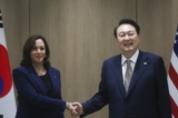 Phó Tổng thống Hoa Kỳ Kamala Harris (bên trái) và Tổng thống Nam Hàn Yoon Suk Yeol chụp ảnh chung khi họ tổ chức cuộc gặp song phương tại Seoul, Nam Hàn, vào ngày 29/09/2022. (Ảnh: Leah Millis/Pool Photo qua AP)